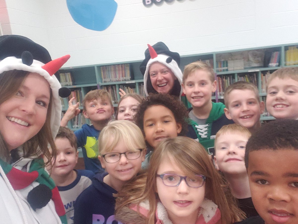 LowellReads's tweet photo. It was pur past day of tech club! We used WeVideo, played with stop motion and @makeymakey, and used block coding in @scratch and for our @Sphero robots! https://t.co/vKLlg30v03