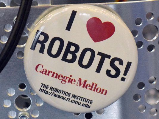 A button proclaiming "I (heart) Robots!"
