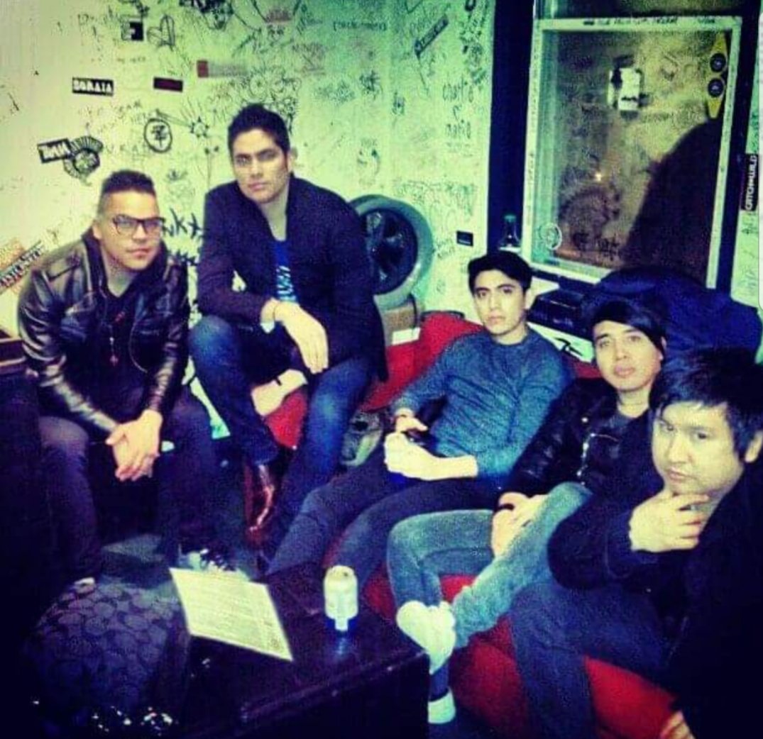 gusta181's tweet photo. #Tb en PA antes de tocar #teoriaq #latinpowerpop #pop #rock #Pennsylvania #show #music #poprock @TeoriaQoficial @JuankaTQ @irvinteoriaq @MigueTeoriaQ https://t.co/RoZq7f2i0B
