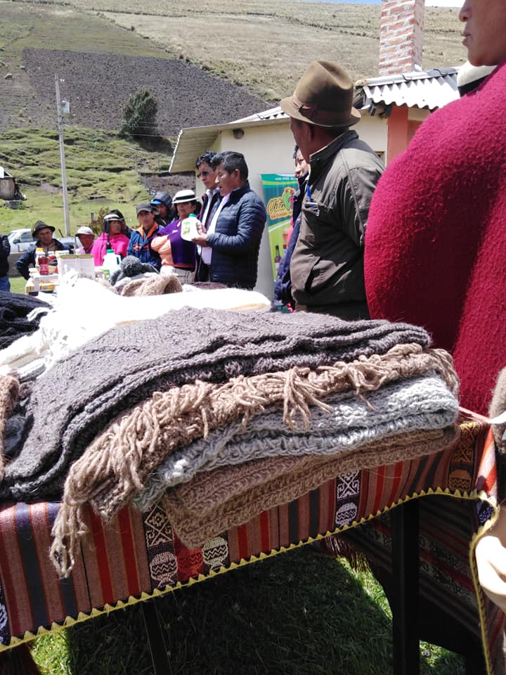ciespal's tweet photo. 🇪🇨 #Ecuador es un tierra bondadosa, en esta ocasión como parte de la #FO7 del @PPDEcuador conocemos #Bioemprendimientos de #Chimborazo, encontramos artesanías, prendas de fibra de alpaca, yogurt de Mashua, turismo comunitario y bebidas de: maíz morado, tuna, hierbas medicinales. https://t.co/U5mvPgwy74