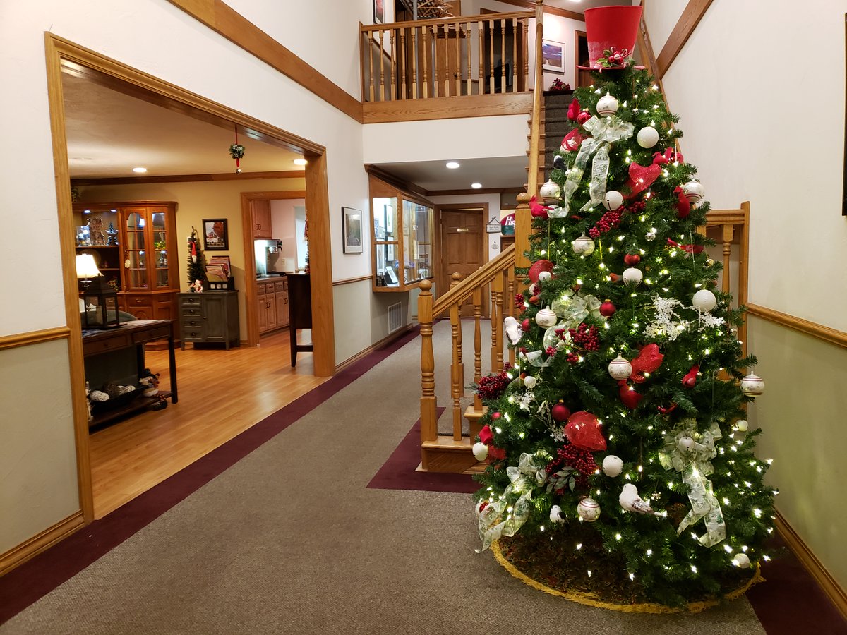 HighPointInn's tweet photo. Who has their tree up and are ready for the #holidays? We do! Holidays can be stressful, #letushost - or let's take an after the holiday's #vacation! #doorcounty #highpointinn https://t.co/uT0fmSRuvj