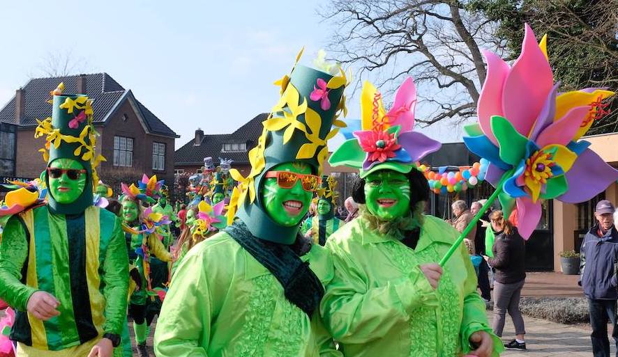 De Stichting Borns Carnaval viert haar 11-jarig bestaan. 'Bescheiden', aldus preses Henk van den Berg, 'want wij willen vooral de smeerolie zijn'. bit.ly/2PSvw36