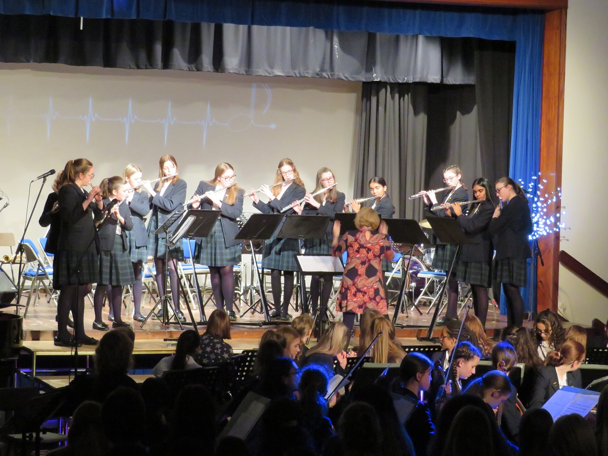 DerbyHighSchool's tweet photo. Well done to our talented pupils for their performance last night at the Senior School Concert. An outstanding evening. Thank you to the music staff for the hard work preparing such a wonderful evening. #DerbyHighSchool @DerbyHighMusic @derbyshire_live @BBCDerby @GoodSchoolsUK https://t.co/TyrADISOfk