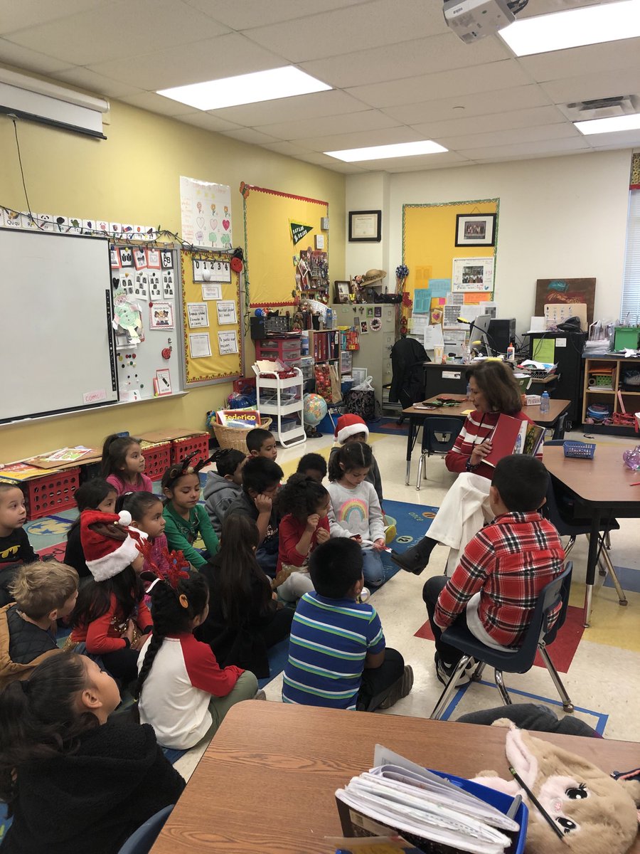La escuela Rodriguez a recibido un tintineo! Los niños de la Maestra Gonzalez, escucharon el cuento, La Vìspera de Navidad. Felìz Navidad!
#seguinreads  #teamseguin #biliteracy. #bicultural