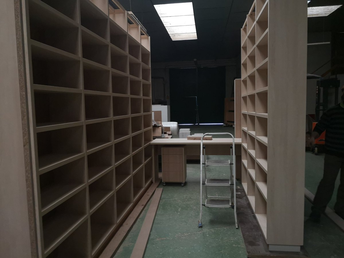 HikariN0Yume's tweet photo. ¡¡¡Estoy muy emocionada de pensar que en breves esto estará en mi casa y por fin podré colocar y ordenar todos mis mangas!!!

El artista, mi gran amigo Dani que se está dando un mal y echando horas extra a espuertas por el proyecto, cuando quieras estas invitado a una barbacoa. https://t.co/4W3dir59n6