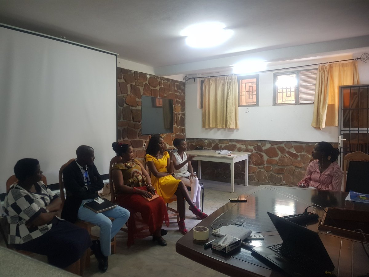 "L'entrepreneuriat Jeunesse du futur" un débat en cours au #HubNaweNuze avec les incubateurs du #Burundi. Merci à <a href="/bbin_burundi/">BBIN Burundi</a> @BiHub <a href="/BujaHub/">BujaHub</a> @ImpactHub <a href="/ukoondi/">ukoondi</a> <a href="/IPROSARUDE1/">IPROSARUDE</a> #EJ20
