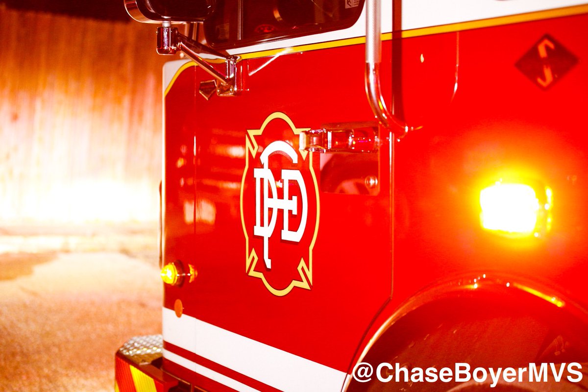 newsphotogchase's tweet photo. #OVERNIGHT A woman had to be rescued from her home at a North Central Dallas apartment after an early morning fire broke out. She was transported to the hospital with critical injuries. @MVSDFW #MVSDFW #DFWNews https://t.co/j0jjSjiGFb