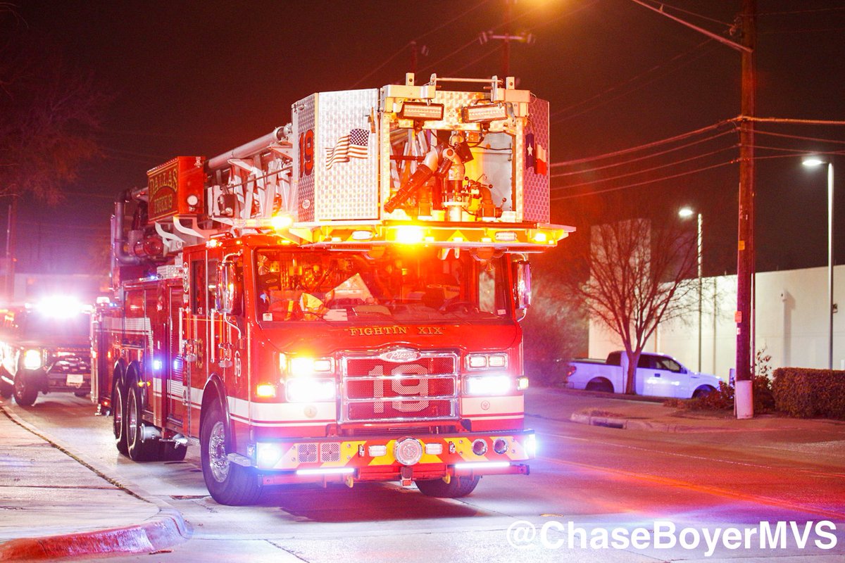 newsphotogchase's tweet photo. #OVERNIGHT A woman had to be rescued from her home at a North Central Dallas apartment after an early morning fire broke out. She was transported to the hospital with critical injuries. @MVSDFW #MVSDFW #DFWNews https://t.co/j0jjSjiGFb