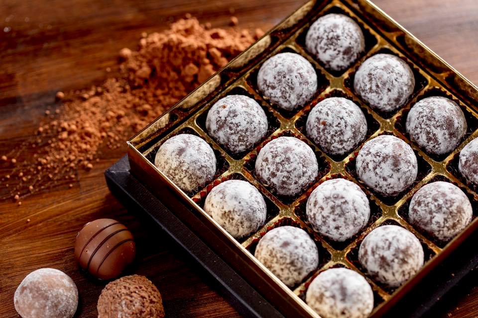 AeschbachChoco's tweet photo. Champagne, whiskey, cherry, Vieilles Prunes, grapes cognac ... soon it will be time to toast but also to bite.
What is a good Christmas menu without a sweet moment?
In our #ChocoShops +#OnlineShop, you'll find delightful variations!
https://t.co/tOQpnRNwed
#AeschbachChocolatier https://t.co/rzFUs4G6cW