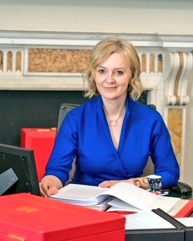 trussliz's tweet photo. Great to be back at @tradegovuk, getting down to business. Huge opportunities ahead. @AntoniaRomeoUK #readytotrade #globalbritain https://t.co/0rjZhy8uuw