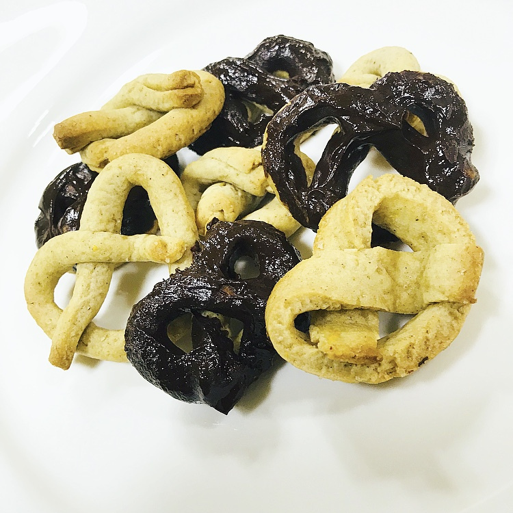 LickYourPlates's tweet photo. 12 Days of Christmas: Lebkuchen Brezeln https://t.co/NfbA3za7zW https://t.co/APwDRaXJ0d