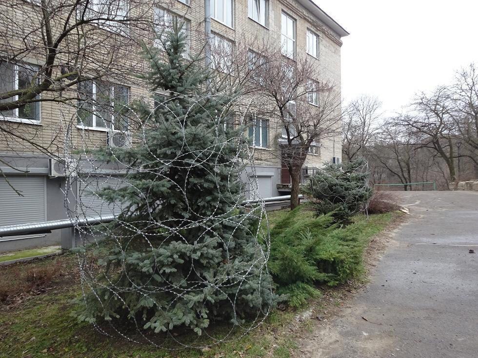 Otherhand117's tweet photo. Ростов ,наши дни. И это не колония ,просто административное здание, хотя можно сказать, что и на зону подвезли украшения. https://t.co/BSIJUgcysU