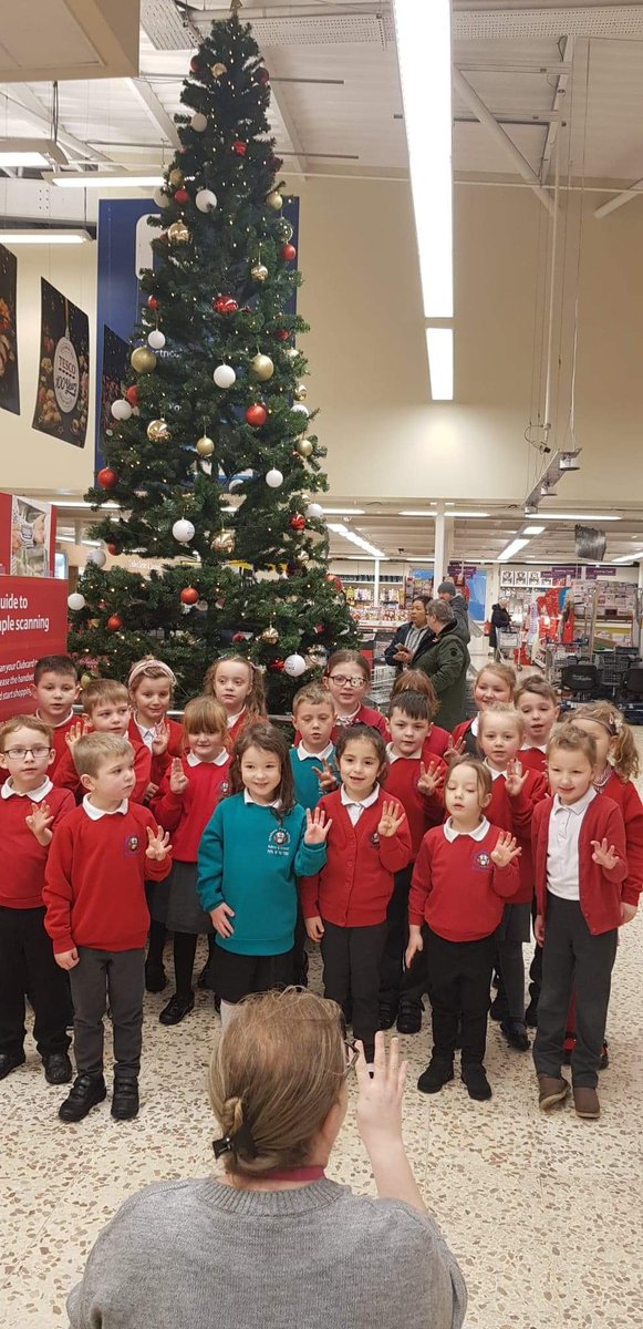 furnesspolice's tweet photo. Christmas shop lifting patrols whilst being entertained by this fabulous group! @brisbane_park #choir #Christmas2019 #highVisibilitypolicing #CommunityEngagement https://t.co/krht7iGGq1
