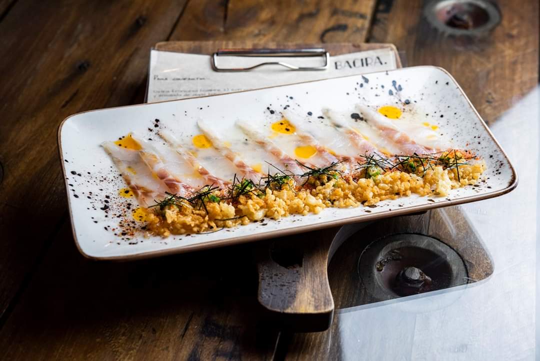 ¡En Bacira siempre innovamos para ti! Nuestra carta está en constante evolución y buscamos el mejor producto del mercado para crear nuevos platos como este #Tiradito de lubina con tanuki, pepino, aceite de guindilla y salsa cítrica. ¡Pregunta a tu camarero por las novedades!