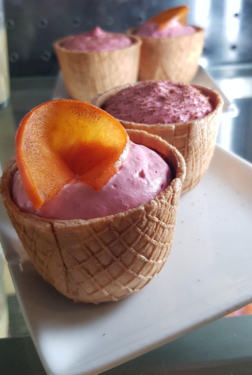 Aujourd'hui c est vente de bijoux parisiens en or avec #HugetteParis et des tasses comestibles <a href="/Tassiopee/">Tassiopée</a> pour le café ou des desserts.... Même plus besoin de lave vaisselle 😉 #liferatorange