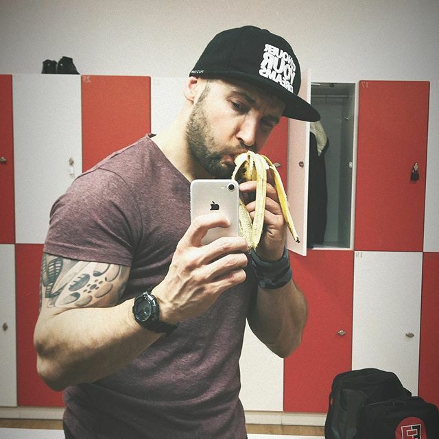 najwer's tweet photo. Bananana ta tiii tiri ri! BANANANA TA TIRI TI!
#najwer #banan #silownia #fitness #workout #biceps #tatuaz https://t.co/iJnjw2MQOj https://t.co/GLHAXDd9JK