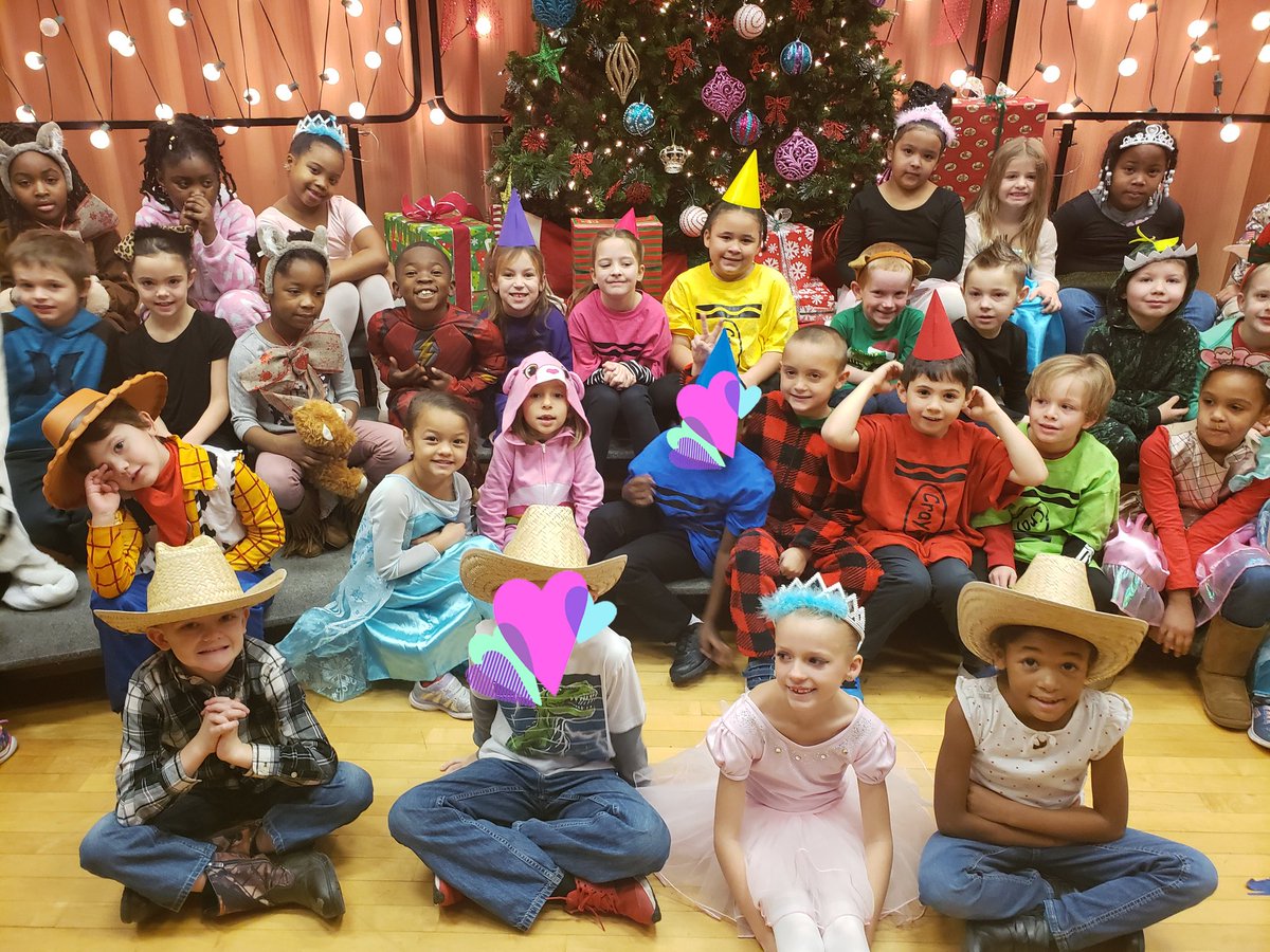mrsmcgurn's tweet photo. Backstage Pass! 
Toys! 
#hornetpride #mcgurnsmcnuggets #rm42 #WEShornetsgoWILD #firstgrade #TEACHers https://t.co/8tym46BUqs