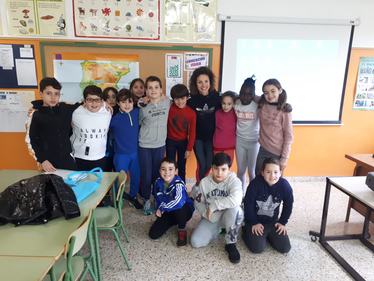 CEIPDomingMiral's tweet photo. Hemos tenido la suerte de contar con Alicia Pérez, medalla de bronce en los últimos mundiales atletismo 50 km, explicando a 4° Primaria su experiencia y la importancia de la #igualdaddegenero en el deporte ¡Muchas gracias! @deporte_aragon @PivaAragon @javidediegop @felipefaci https://t.co/3gYpnxs7L1