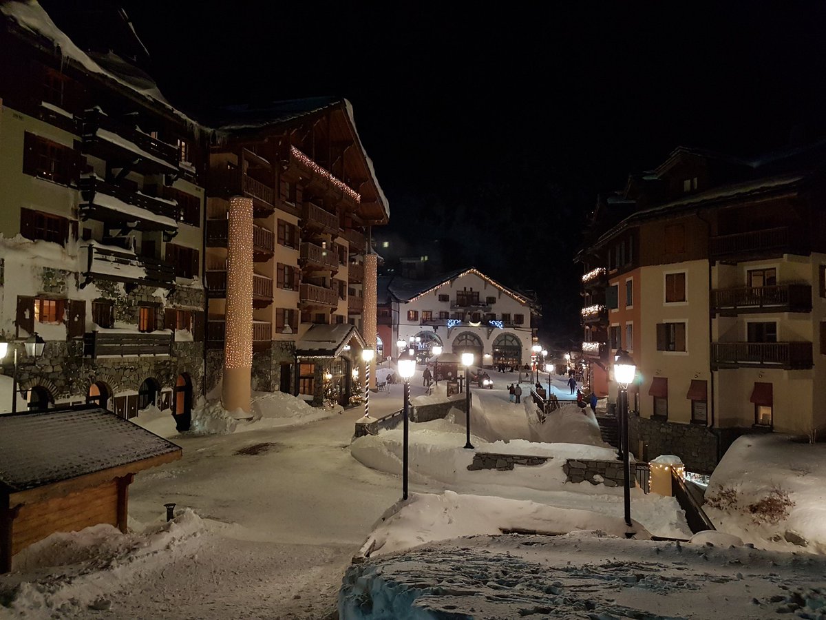 Layrente's tweet photo. Quatre jours que j'ai la chance de bosser aux Arcs pour @lesarcsfilmfest. Très bonne expérience ! Magnifique cadre, bonne ambiance. Que demander de plus ? ☃️❄ https://t.co/YxlI0Io18H