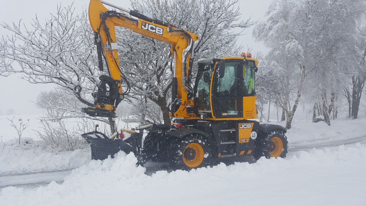 JCBmachines's tweet photo. Are you ready? We are. This #HYDRADIG is fitted with a 2.6m snow plow to keep things moving. Another use for this innovative machine! #AreYouReady #TiltyTuesday https://t.co/9q7s69M4Df