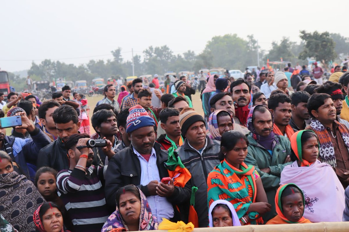 MundaArjun's tweet image. गरीब, आदिवासी, दलित, पिछड़े, शोषित वंचित, श्रमिक, किसान, माताएं और युवाओं के हित में चलने वाली योजनाएं तभी ठीक से आगे बढ़ पाएंगी, जब दिल्ली और रांची में एक ही सोच और समझ वाली सरकार होगी ।आज जामताड़ा विधानसभा प्रत्याशी के लिए बागधड़ा फुटबॉल मैदान में चुनावी सभा की। #HarVoteModiKo