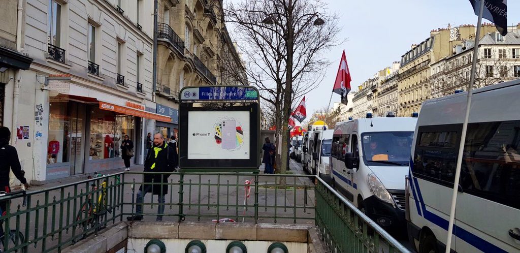 Gauche_RS's tweet photo. Nous sommes auj. aux côtés des salariés pour manifester contre le projet d’@EmmanuelMacron et du @gouvernementFR contre nos #Retraites qui a réuni contre lui ts les syndicats. Soyons nombreux &amp; mobilisés
RDV dès maintenant M° Filles du Calvaire devant 1 Bd du Temple
#17décembre https://t.co/qu3twAlU0y
