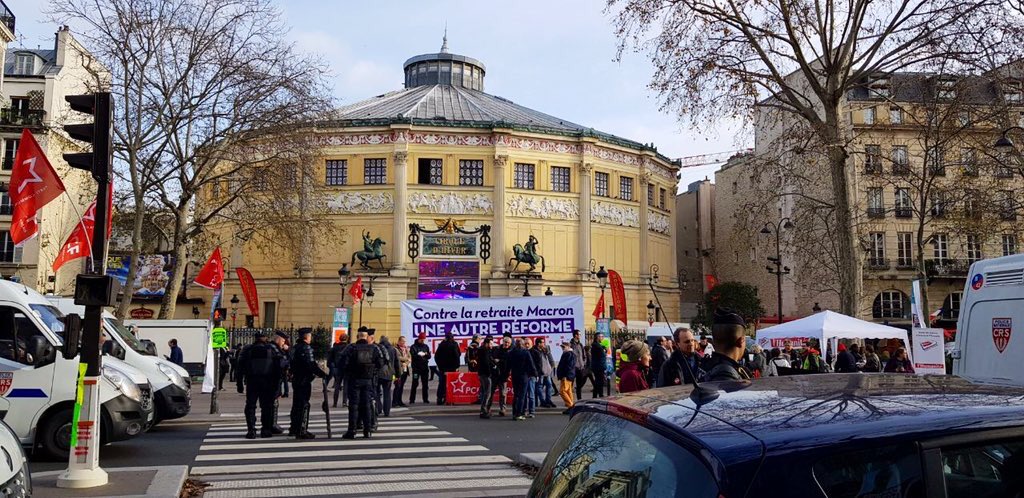 Gauche_RS's tweet photo. Nous sommes auj. aux côtés des salariés pour manifester contre le projet d’@EmmanuelMacron et du @gouvernementFR contre nos #Retraites qui a réuni contre lui ts les syndicats. Soyons nombreux &amp; mobilisés
RDV dès maintenant M° Filles du Calvaire devant 1 Bd du Temple
#17décembre https://t.co/qu3twAlU0y