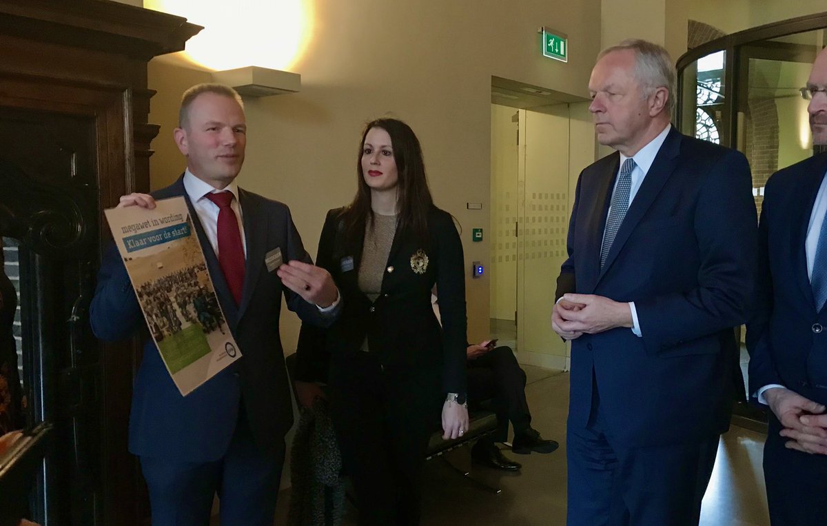 VVM biedt congresbundel Dag van de #omgevingswet aan Eerste Kamer aan