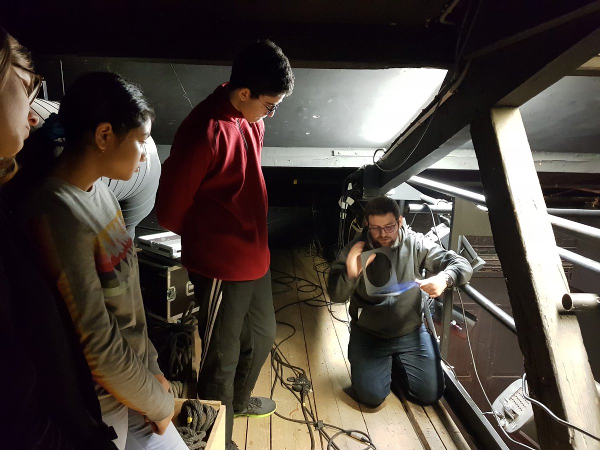 ClgDeGeyter's tweet photo. 1ère journée d'immersion au @TGP  pour les élèves de 3èmes dans le cadre d'un projet CAC de @seinesaintdenis. Bruno, régisseur, montre au groupe travaillant comment régler les projecteurs sur la passerelle ! https://t.co/vyF01Pq95e