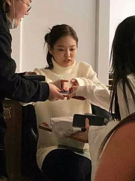 VChickliens's tweet photo. Remember when Jennie and Irene had breakfast in LA. They were figthing on who should lay the bill 😆
📌nixieicepark
#BLACKVELVET #REDVELVET #BLACKPINK https://t.co/XNcGitWb8L