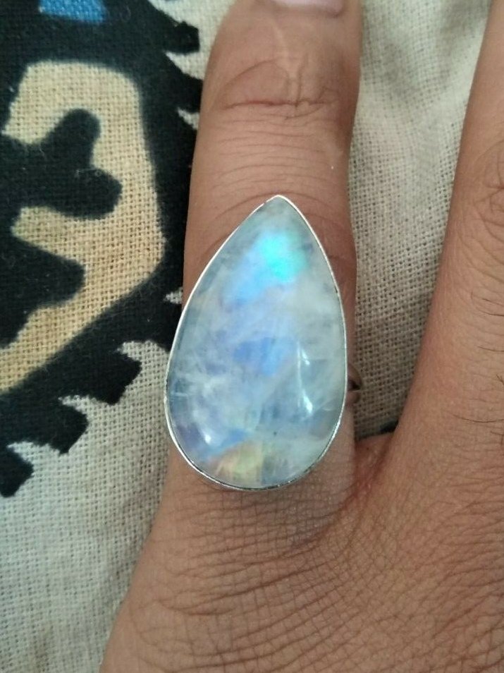 gemstonejewelr3's tweet photo. Rainbow Moonstone Ring In 925 Sterling Silver๐๐
#blueflashring
#rainbowmoonstonering
#moonstonejewelry
#giftforher #uniquepiece #statementring #wonderfulring #daintyring #HolidaysWithTheHoughs #moonshot #Rainbow #rainbowquartz #rainbowlaces #stone #stonehengeanything #jewels https://t.co/cunW4yxyVQ