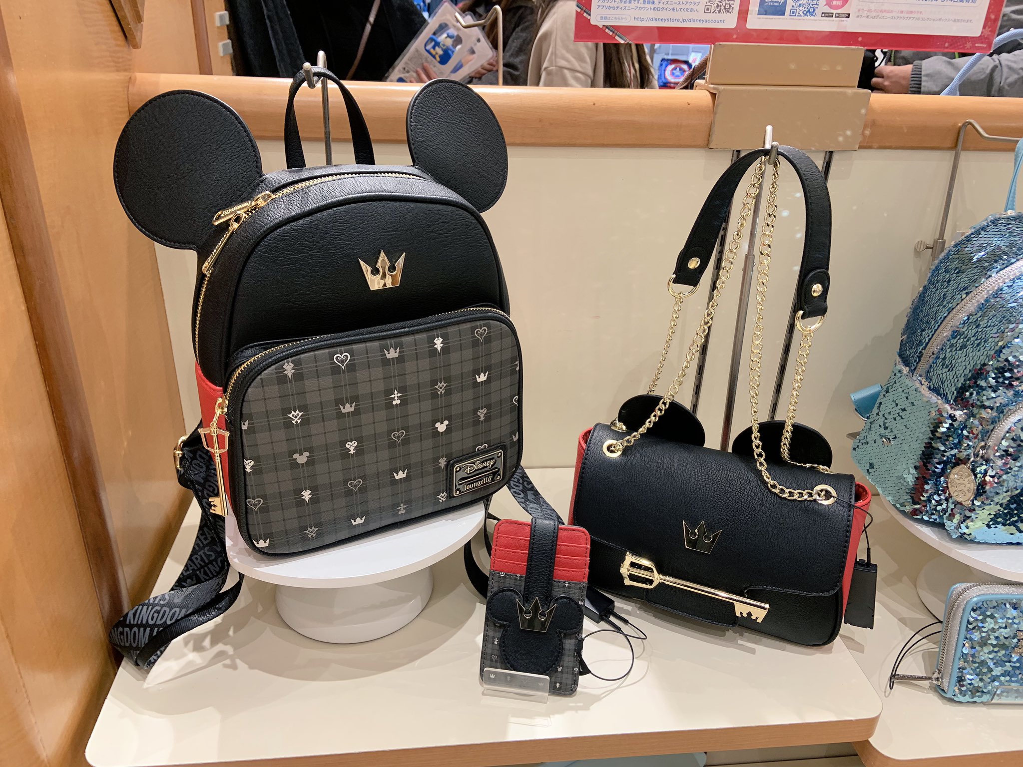 そらるど 今日からオンラインストアor舞浜ディズニーストアにて発売開始 アメリカ ロサンゼルス発のファッションブランド Loungefly ラウンジフライ から キングダム ハーツiii とのコラボ商品が爆誕 実物が見られるのは舞浜店のみ どれ