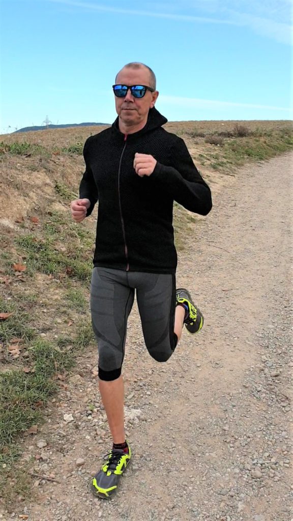 La <a href="/HokoEsport/">Hoko</a> ISSEI es una segunda capa con cremallera completa que, además de mantenernos calentitos, es muy versátil y ofrece multitud de posibilidades de uso. La hemos estado probando y ya está disponible la #review en el blog. #running #trailrunning 
equipatetrailrunning.com/2019/12/17/hok…