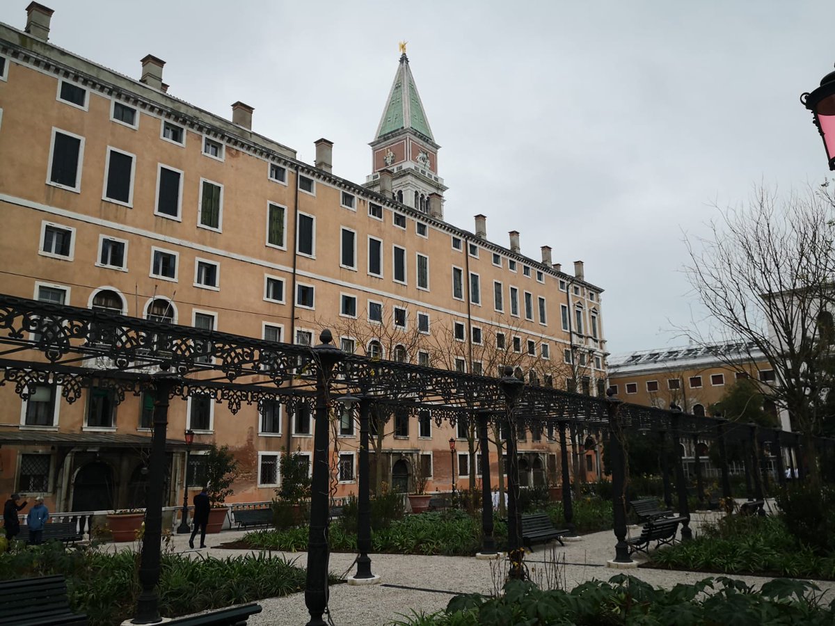 LuigiBrugnaro's tweet photo. Difendere #Venezia significa difendere anche i nostri valori.
Abbiamo il dovere di risolvere il tema del #Mose, che serve a proteggere la città, e anche quello delle #GrandiNavi. Lo faremo senza polemiche, entrando nel merito delle questioni. https://t.co/oJ8gJ5lf6f