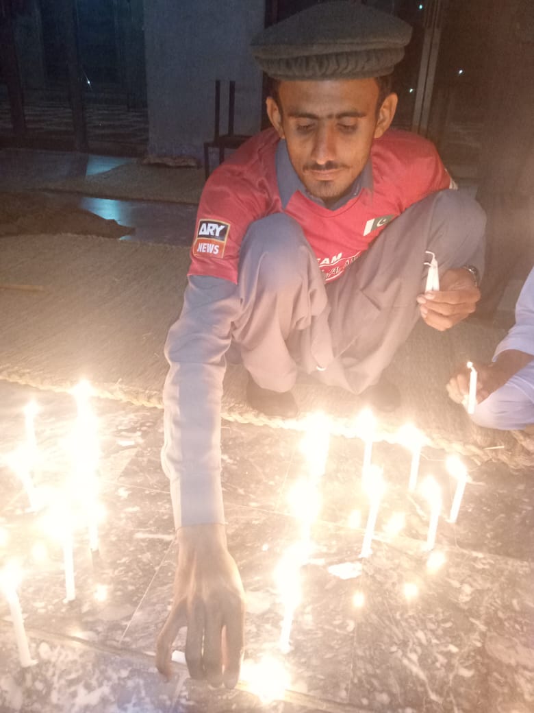khizra_dar's tweet photo. ٹیم سرعام 18ہزاری(جھنگ) کے جانبازوں نے سانحہ APS کی شہداء کی یاد میں قرآن خوانی کی اللّٰہ تعالیٰ شہداء کے درجات بلند کرے اور لواحقین کو صبر جمیل عطا فرمائے آمین
#BlackDay16December #APS2014
@iqrarulhassan https://t.co/66ifXhMDcR