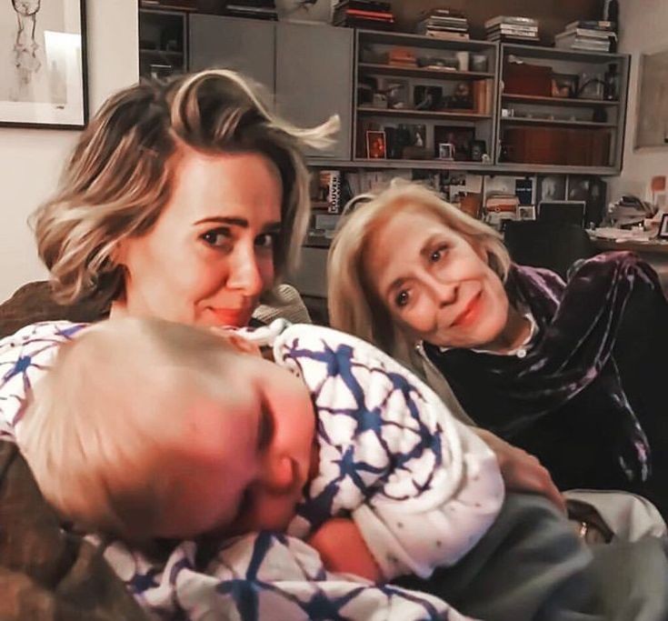 HAPPY BIRTHDAY TO MY FAVOURITE ACTRESS THE QUEEN SARAH PAULSON. I LOVE YOU  