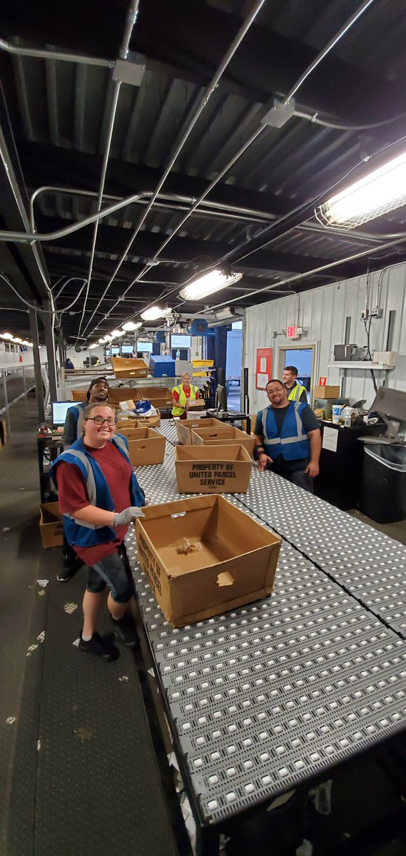 The Lakeland center Small Sort team has a clean work area and is awaiting more volume to sort for our customers!! @FloridaUPSers 
<a href="/vaultboy863/">King Jay 1k 💯</a> 
#PeakSmiles
#lakelandfloridasmallsort