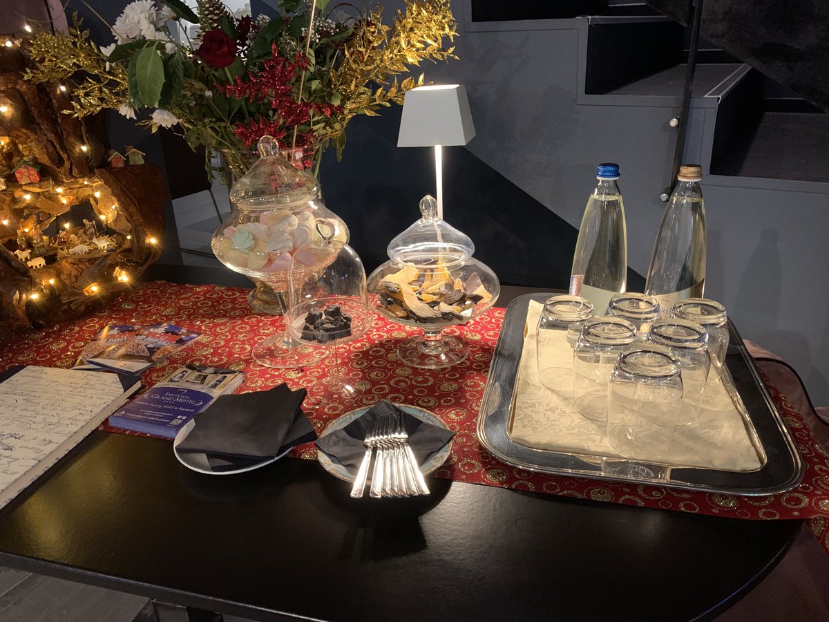 cusius's tweet image. Emotional Grand Motel. Attenzione al confort per il cliente alla Reception....