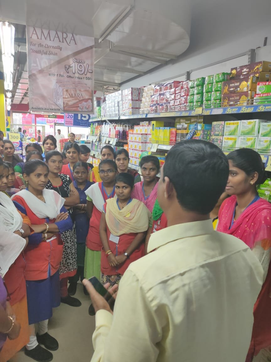 MalkajgiriCop's tweet photo. #SheTeam_Malkajgiri conducted #awareness Program in #Reliance_digital Nacharam regarding SocialMedia offences ,#CyberCrimes, eve-teasing, #ChildMarriage, child labour, #HumanTrafficking and importance of #Dial100 in emergency.
@TelanganaDGP @She_TeamRCK1 @HMOIndia @IGWomenSafety https://t.co/JLSllBpsEN