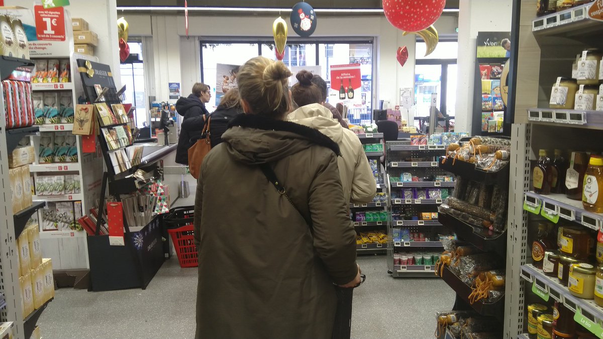 jmgobet's tweet photo. @AUCHAN_France 2 caisses ouvertes a 13h30 15 min d attente #help https://t.co/9Pw3is6yen