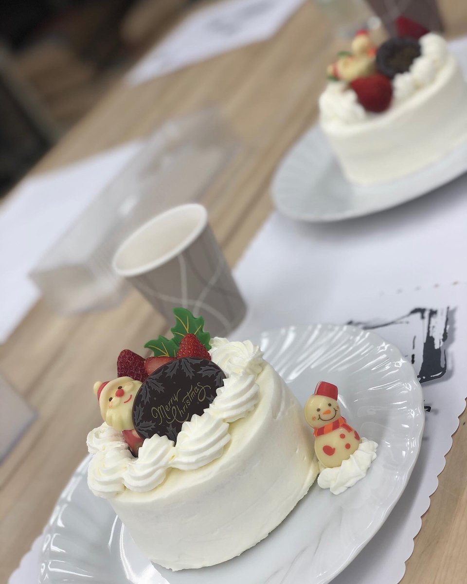 Sweet_LOVE_hono's tweet photo. クリスマスケーキ🎂
生クリームの理論学べたり、ナッペと絞りも細かく学べた！もっと技術上げないとなあ
#クリスマス #ケーキ #エコール辻 #東京 #オープンキャンパス #ショートケーキ #ナッペ #絞り #美味しかった https://t.co/88qlErWxED