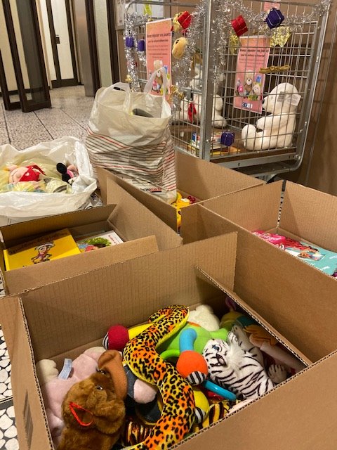 bg_CICEst's tweet photo. #CICEst. Plus de 60 cartons de jouets remis à des associations d'enfants défavorisés pour Noël. Un très grand merci à nos salariés et clients des agences #CIC Belfort Jean Jaurès, Langres, Pontault-Combault et siège de strasbourg https://t.co/KUxglGlfj4
