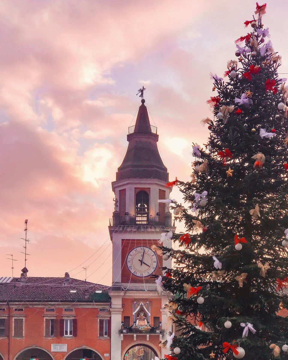 🔸𝒾𝓃 𝒸𝑒𝓇𝒸𝒶 𝒹𝒾 𝒩𝒶𝓉𝒶𝓁𝑒🔸Non solo a #Modena il Natale è bellissimo 😊Qui sono a #Sassuolo e quella che vedete laggiù è la Torre Civica dell’Orologio nella graziosa piazza Garibaldi, chiamata “piazza piccola” 😍 Il cuore pulsante delle festività ✨ #inemiliaromagna