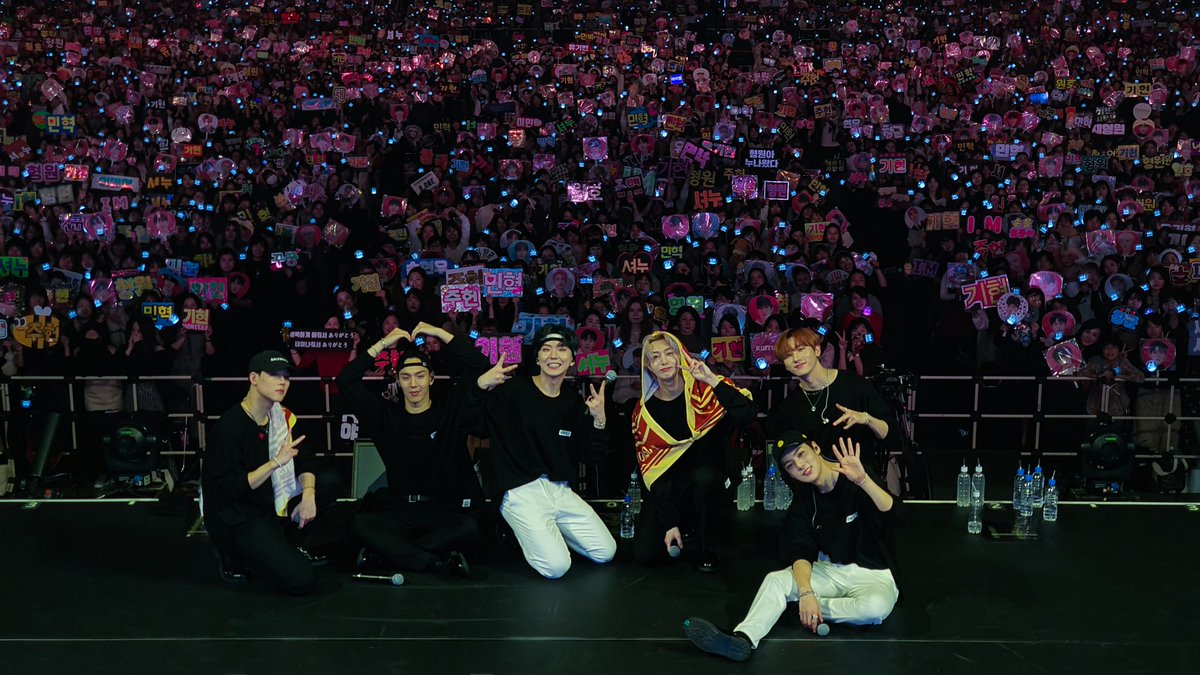 OfficialMONSTAX's tweet photo. [#MONSTA_X]  
191217 #몬스타엑스
Christmas Party 2019 
in #TOKYO 완료

#MONSTAX
#사랑한다몬베베 https://t.co/fnhsL2pUIv