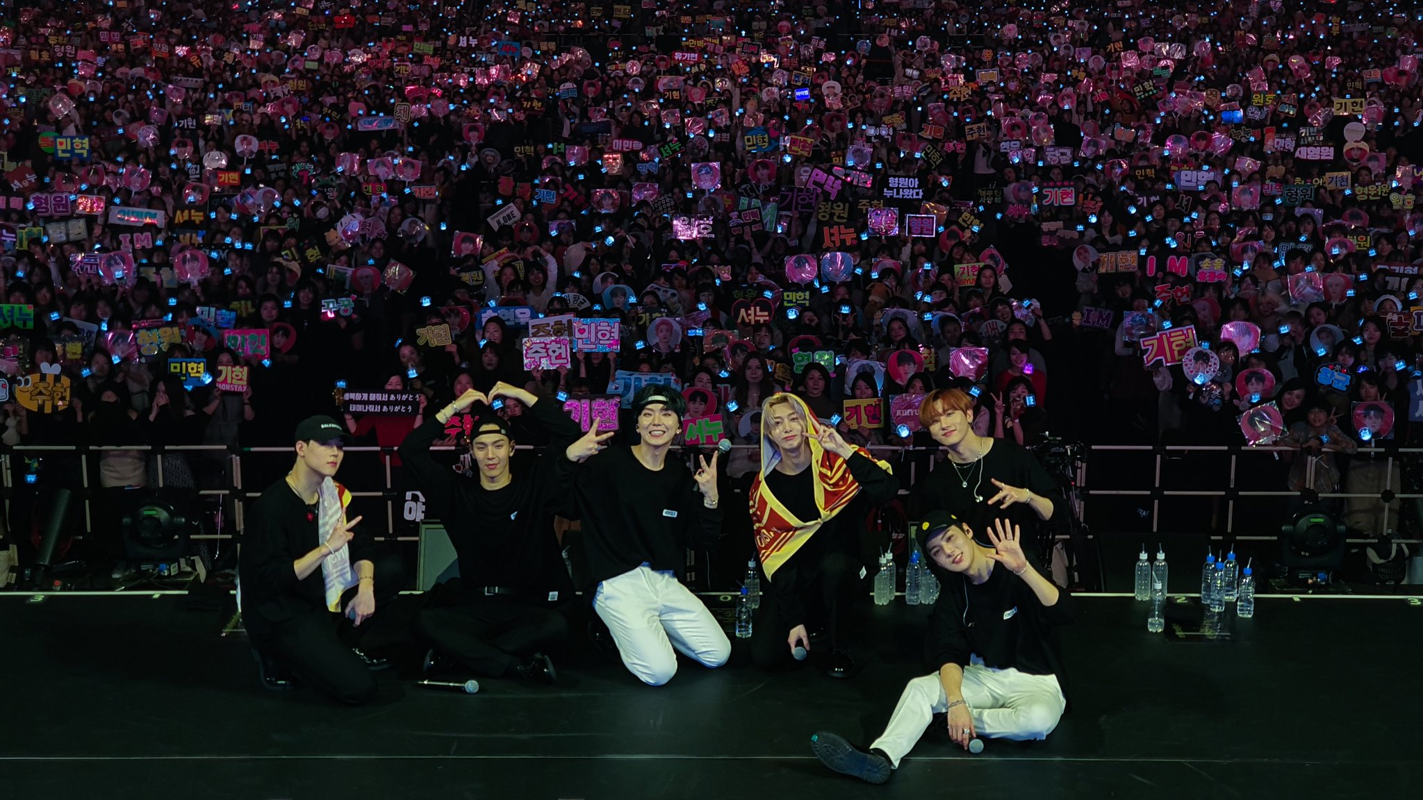 EL_VR2SU4AASC-j?format=jpg&name=4096x409