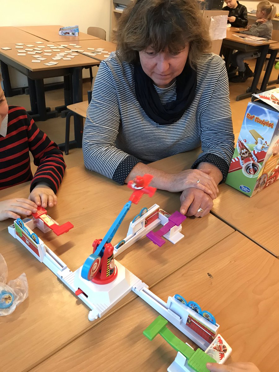 Vensterschool's tweet photo. Spelletjesmiddag. Iedereen doet mee. Wat is het gezellig!!! https://t.co/hwkCzqgM1v