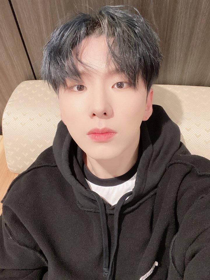 [#기현] 몬베베들 진짜 오늘 많이 와줘서 진짜 너무너무너무너무너무너무너무 고마워요ㅠㅠㅠㅠ 사랑합니다아!!!!!!!!
그리고 오늘쫌 잘생긴거같아요ㅎ  #기현이조심