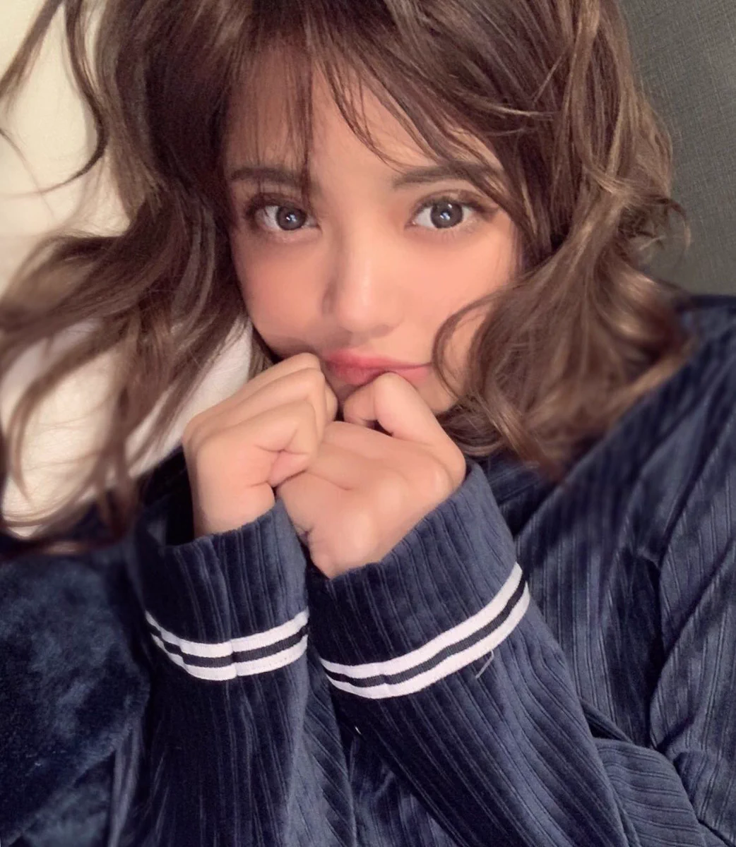 彼氏に撮られている風？自撮り写真はなかなかひどいwww