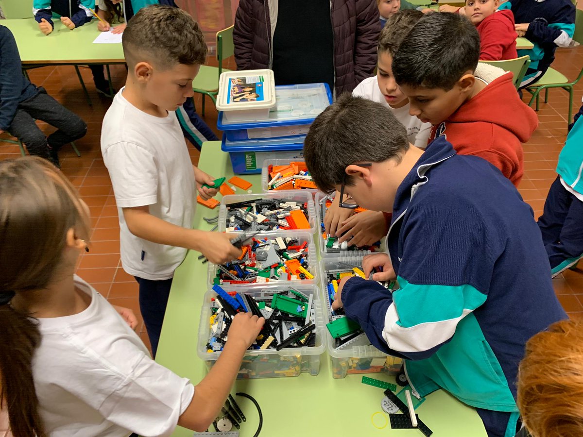 Esta mañana el #CeipLosVerodes  nos ha abierto sus puertas para arrancar la primera fase del #DesafíoINfuture.😘 
90 niños y niñas trabajando en un reto común y aplicando la metodología y medios adecuados para conseguirlo. 💪

¡Mucho ánimo chic@s!