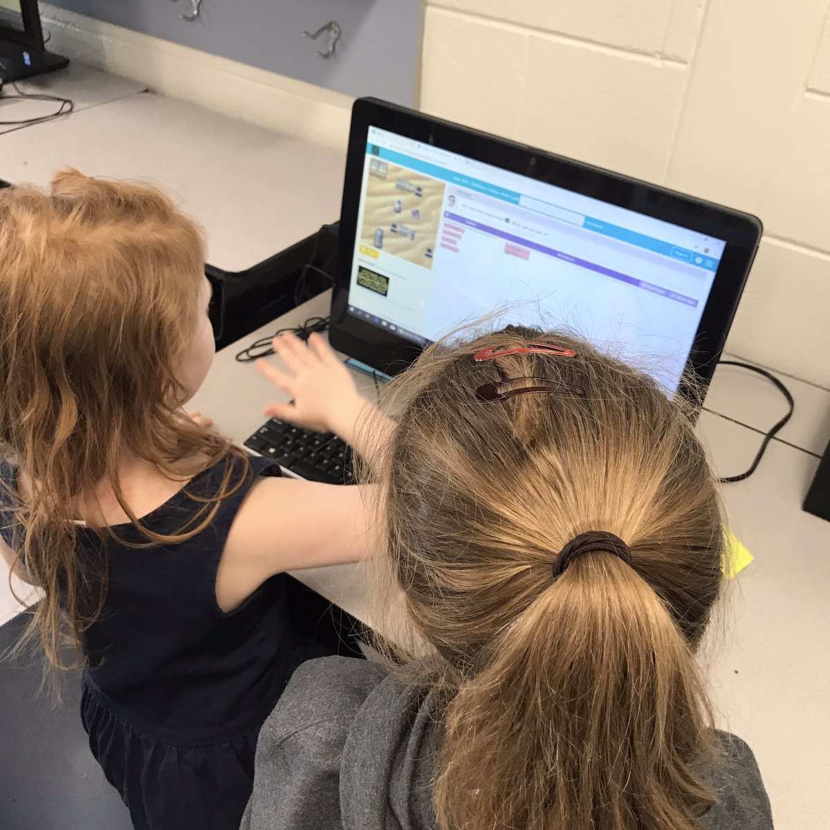 AprilDeGennaro's tweet photo. #HourofCode First time for #fcboegifted 1st graders! @codeorg @PeeplesFCBOE #SCREAMLab https://t.co/iT3BfeUo0m